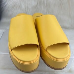 SOREL PLATFORM SANDALS DAYSPRING
SLIDES SIZE 9 WOMANS